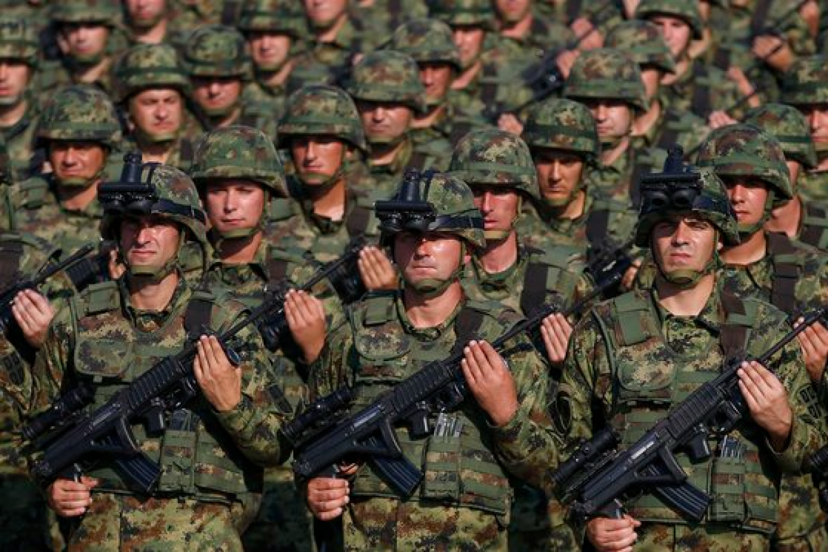 세르비아 병사들이 2019년 베오그라드 인근 바타니카 군사 공항에서 군사 퍼레이드 동안 행진하고 있다. 지난 4일 세르비아 육군 사령부는 의무적인 군 복무를 다시 도입할 것 같다고 밝혔다. AP=연합뉴스