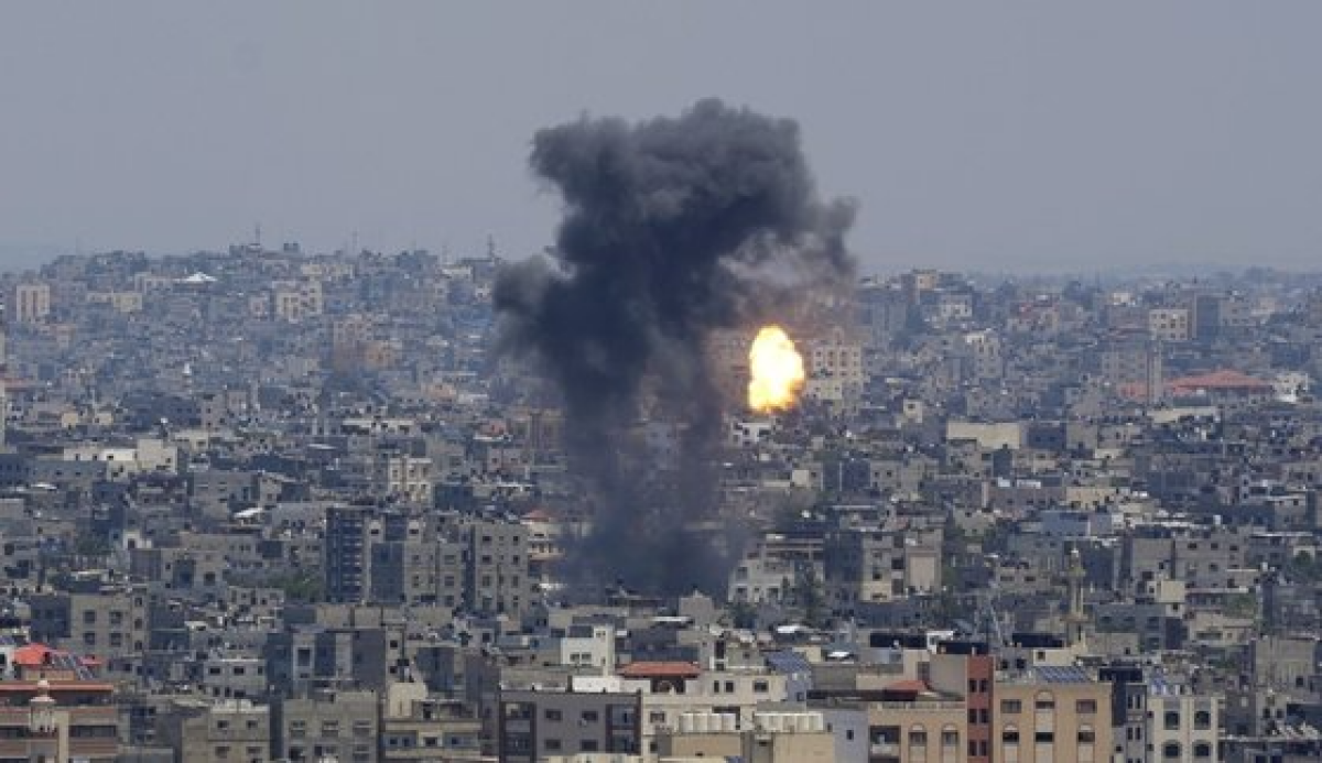 이스라엘군이 팔레스타인 가자지구에 공습을 감행하는 모습. AP= 연합뉴스