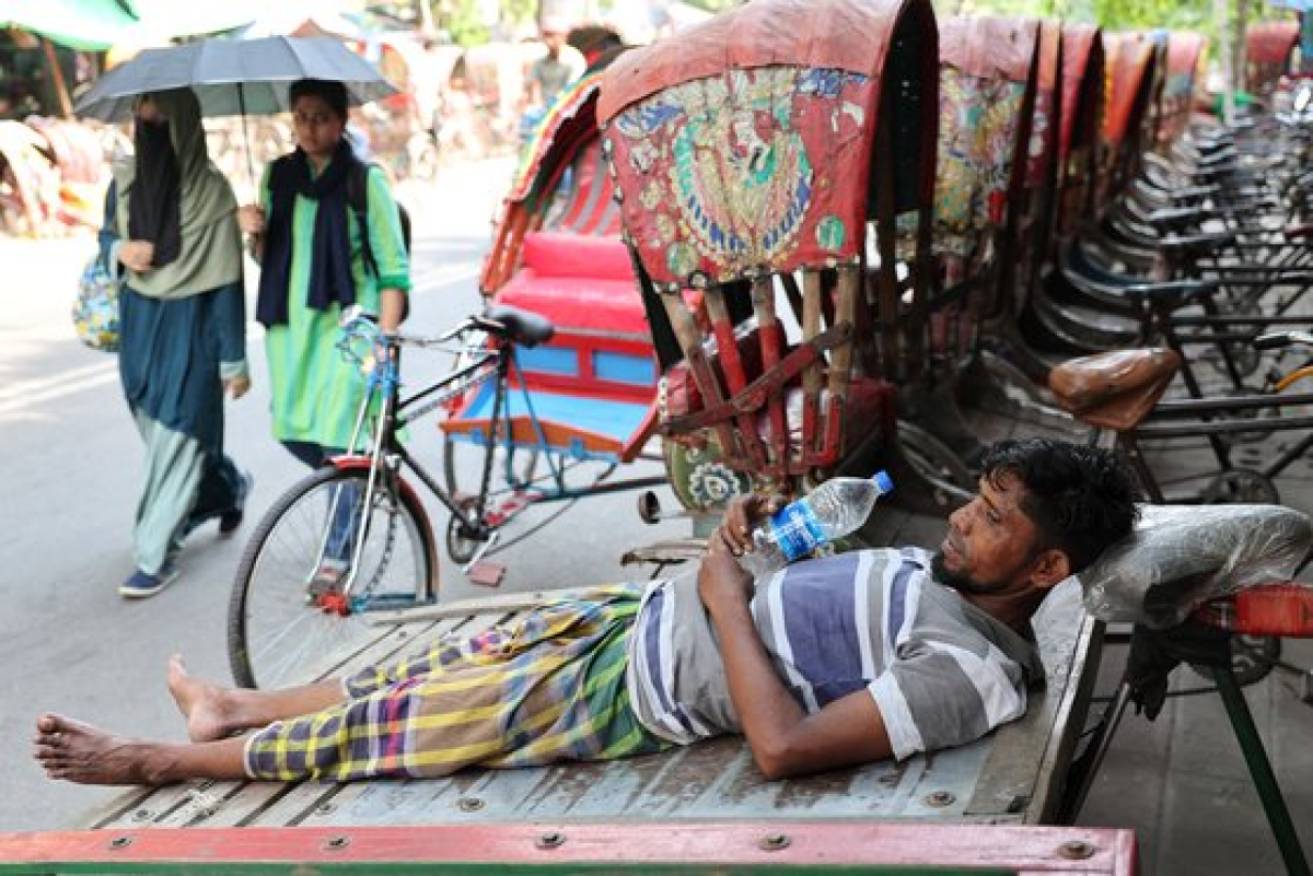 방글라데시 다카에서 한 시민이 폭염을 피해 휴식을 취하는 모습. 로이터=연합뉴스