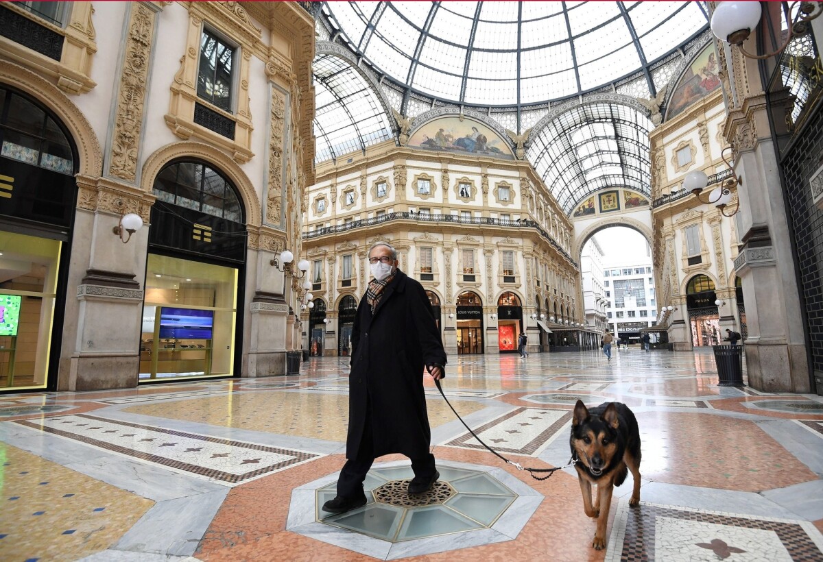 이탈리아 밀라노에서 한 남자가 반려견을 데리고 산책하고 있다. EPA=연합뉴스