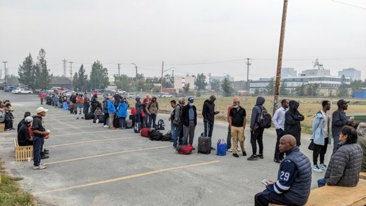 17일 차량이 없는 사람들이 산불을 피해 옐로나이프에서 캘거리로 가는 항공편 티켓을 사기 위해 줄을 서 있다. AP=연합뉴스