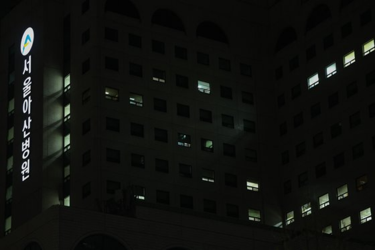 5일 저녁 서울 송파구 서울아산병원 병동 곳곳이 불이 꺼져있다. 뉴스1