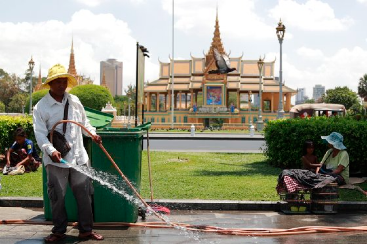폭염에 시달리는 캄보디아 프놈펜의 한 공원에서 한 남성이 물을 뿌리는 모습. EPA=연합뉴스
