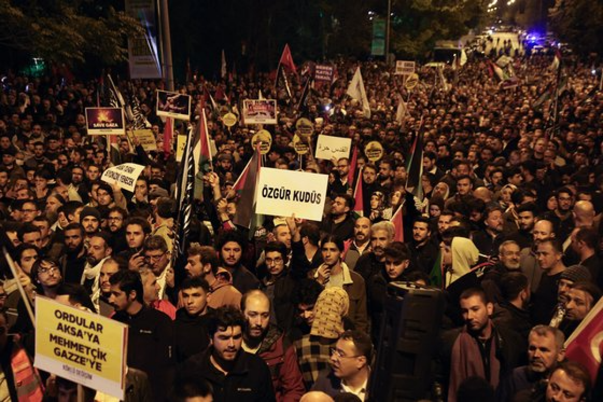 18일(현지시간) 튀르키예 수도 앙카라 시민들이 이스라엘대사관 앞에 몰려와 시위를 벌이고 있다. AFP=연합뉴스