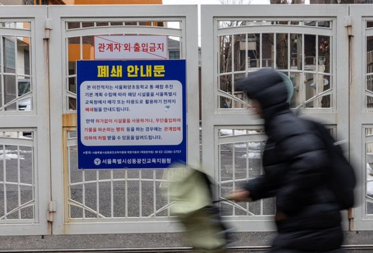 지난달 3일 서울 광진구 화양초등학교에 폐쇄 안내문이 붙은 모습. 뉴스1