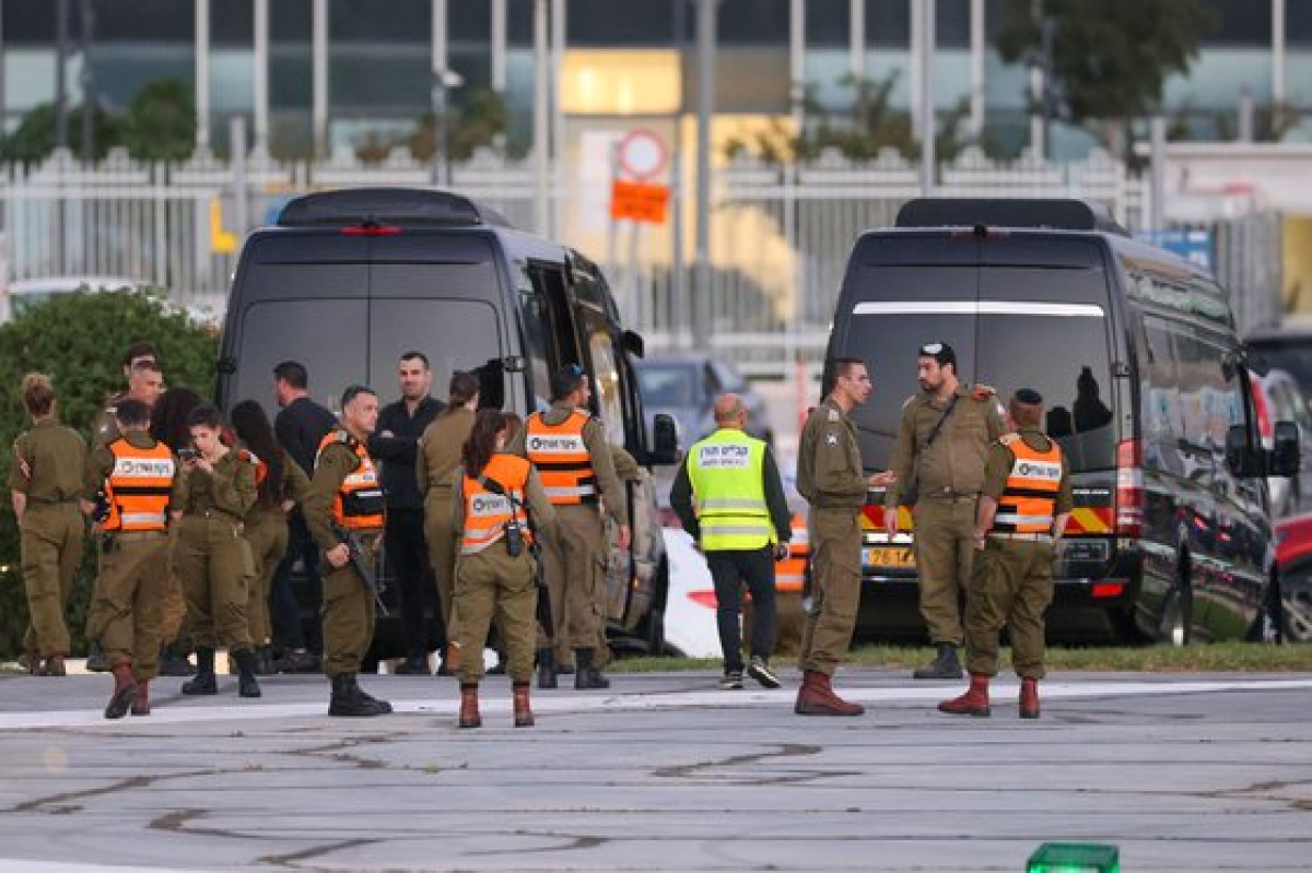 이스라엘 군인들이 24일 이스라엘 텔아비브 슈나이더 의료센터 헬기 착륙장에서 이날 하마스로부터 석방된 인질을 기다리고 있다. AFP=연합뉴스