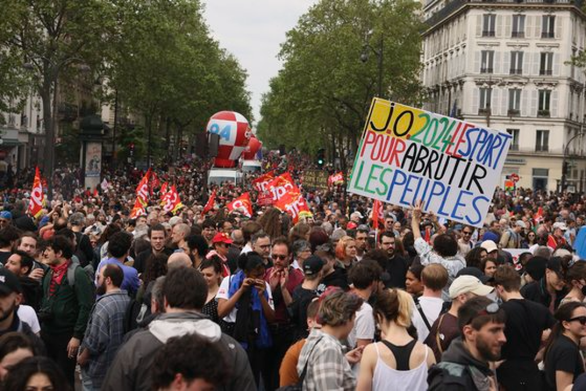 지난 1일 프랑스 파리에서 열린 노동절 시위에서 한 시위자가 파리올림픽을 반대하는 플래카드를 들고 있다. 노동자 수천명은 이날 올림픽 기간에 더 나은 임금과 근무 조건을 요구하는 시위를 벌였다. AP=연합뉴스