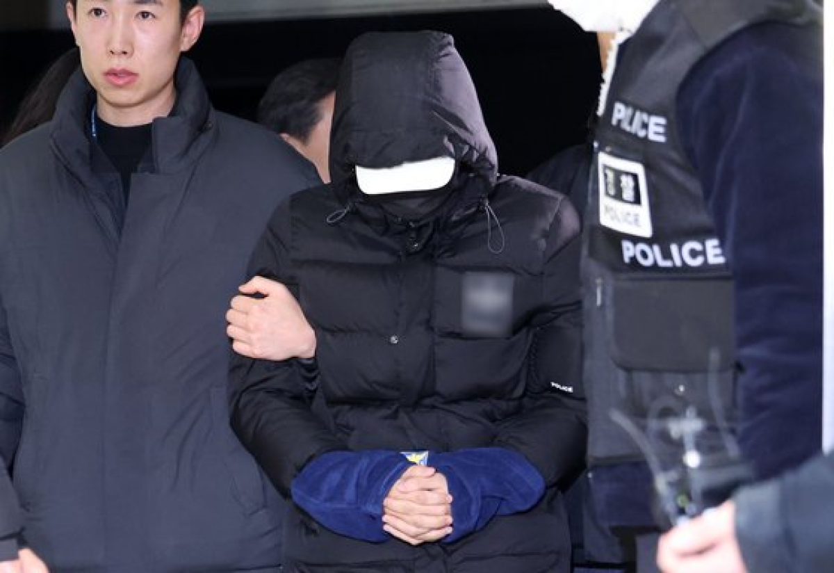 경복궁 담장에 스프레이로 불법 영상 공유 사이트 이름 등을 낙서 후 도주한 혐의를 받는 피의자 임모(17)군이 19일 서울 종로경찰서에 붙잡혀 들어오고 있다. 사진 뉴스1