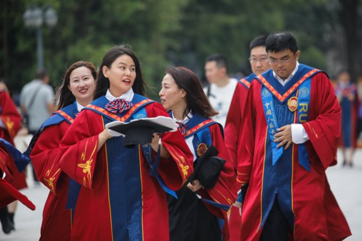 지난달 26일 베이징 인민대의 졸업식에 참석한 학생들. EPA=연합뉴스