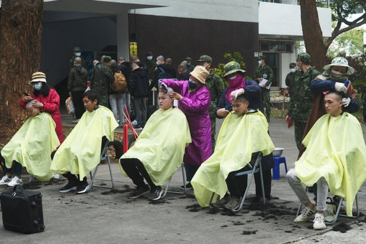 25일 대만의 한 군사 기지에서 징집병들이 머리를 자르고 있다. 대만에선 당초 4개월이던 군 복무 기간이 늘어 이날부터 ‘1년 의무복무병’으로 입영하기 시작했다.AFP=연합뉴스