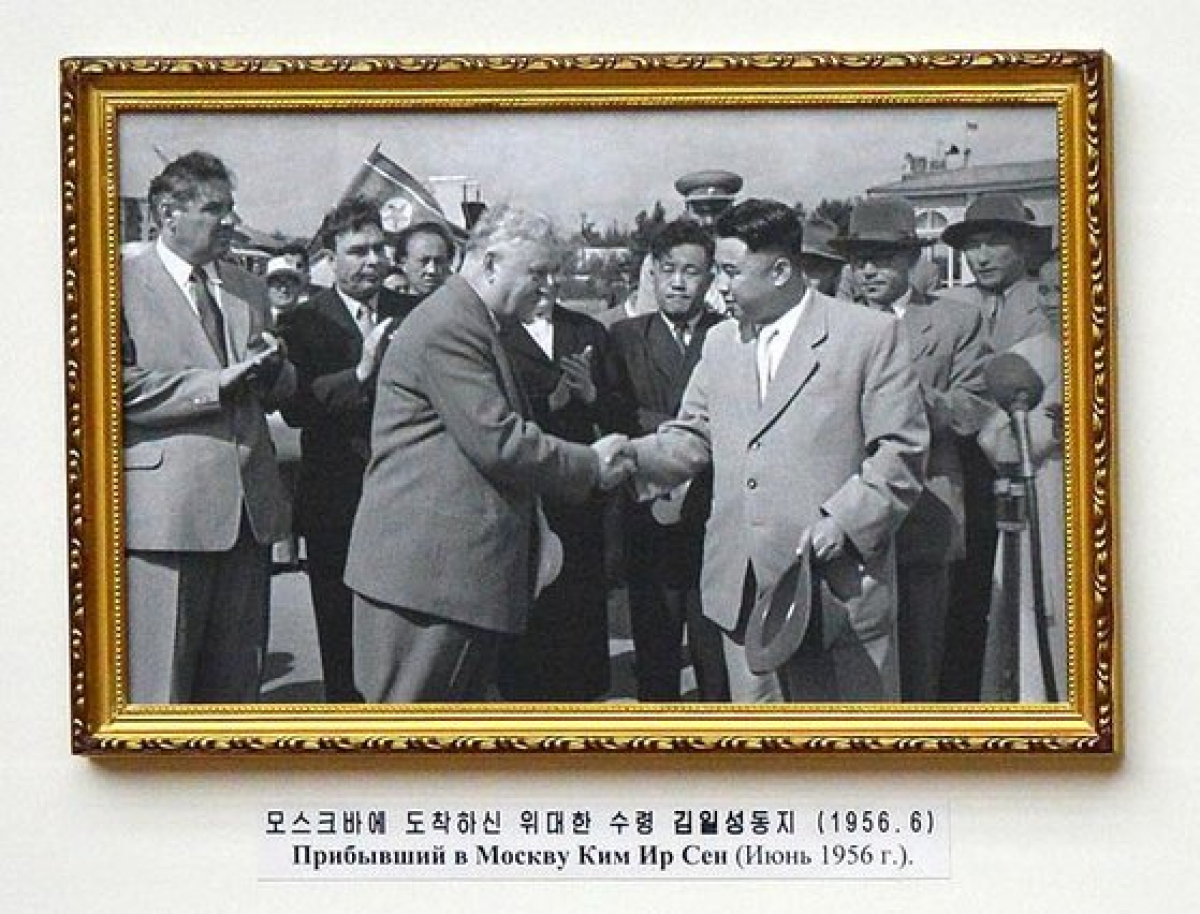 김일성 주석이 1956년 6월 소련을 공식 방문, 모스크바에서 소련 관계자들과 인사하는 모습. 연합뉴스