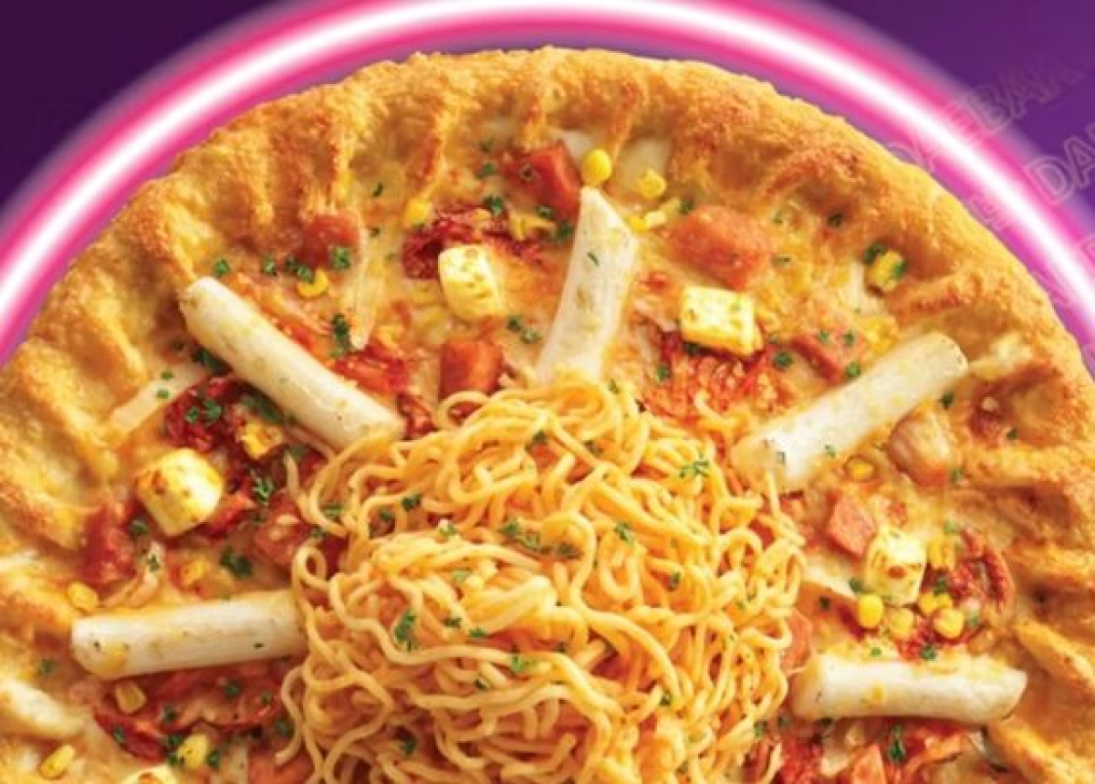지난 9월 출시를 알린 피자헛 싱가포르의 부대찌개 피자. 사진 피자헛 홈페이지 캡처