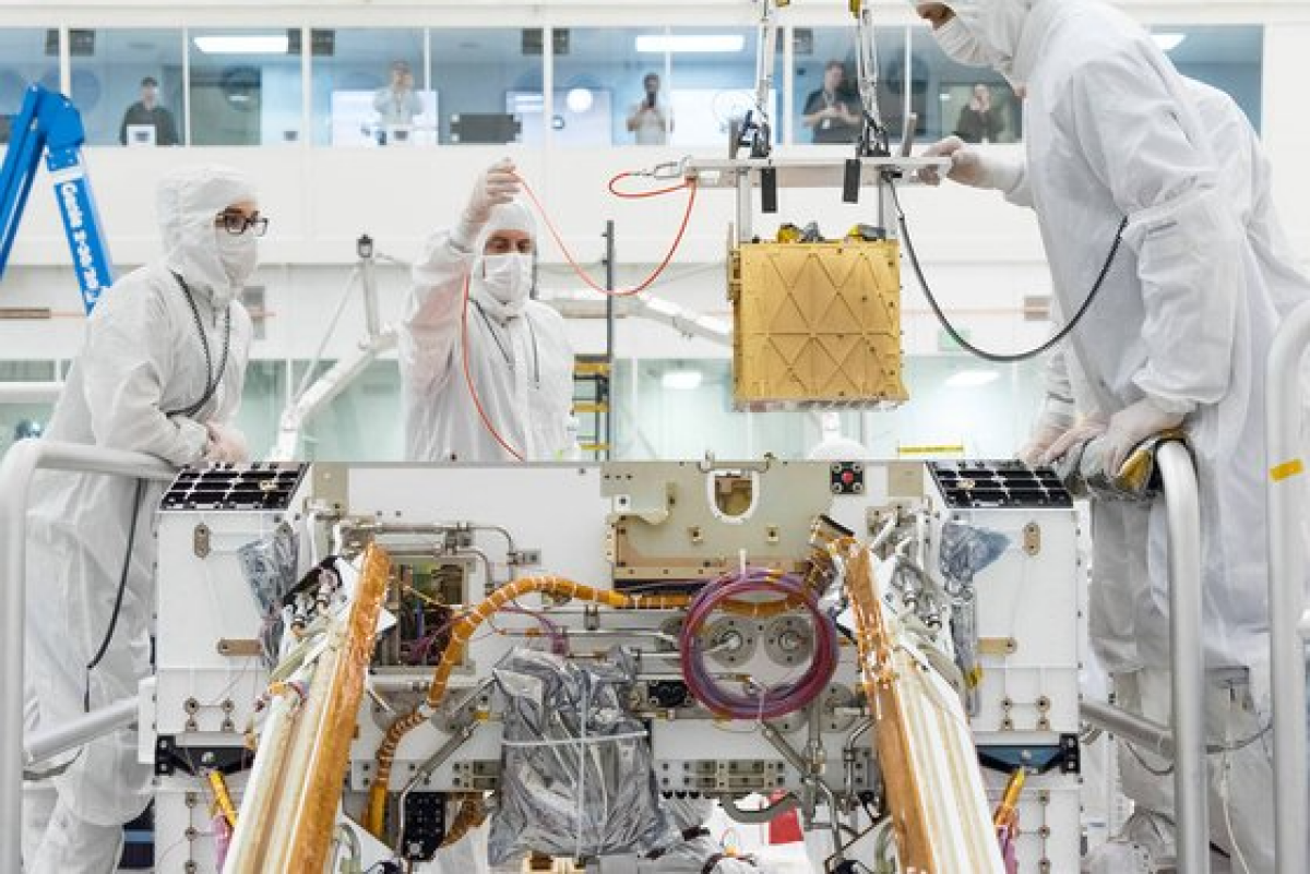 미국 항공우주국(NASA) 관계자들이 2019년 화성 탐사 로버 퍼서비어런스에 산소추출장치 목시(MOXIE)를 장착하고 있다. NASA/JPL-Caltech 제공
