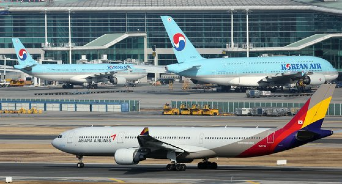 지난달 26일 인천국제공항 계류장에 대한항공과 아시아나항공의 항공기가 지나고 있다. 뉴스1
