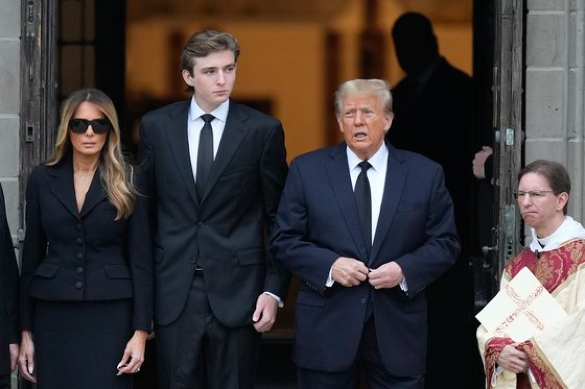 지난 1월 도널드 트럼프 전 미국 대통령 장모 장례식장. 왼쪽부터 멜리니아 여사, 배런 트럼프. AP=연합뉴스