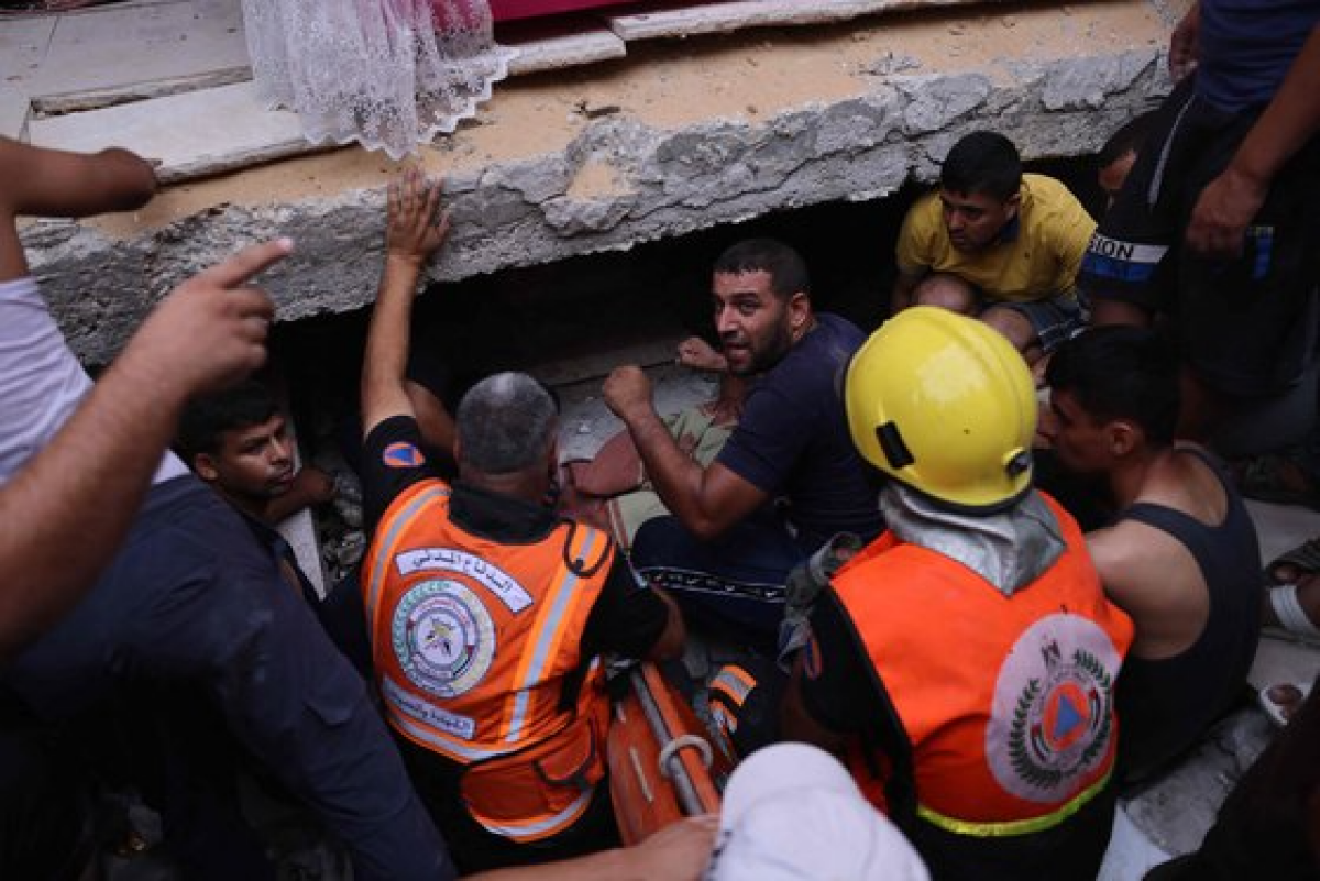 같은 날 생존자 구조를 위해 샤티 피난민촌에서 무너진 모스크 잔해를 조사하고 있다. [AFP=연합뉴스]