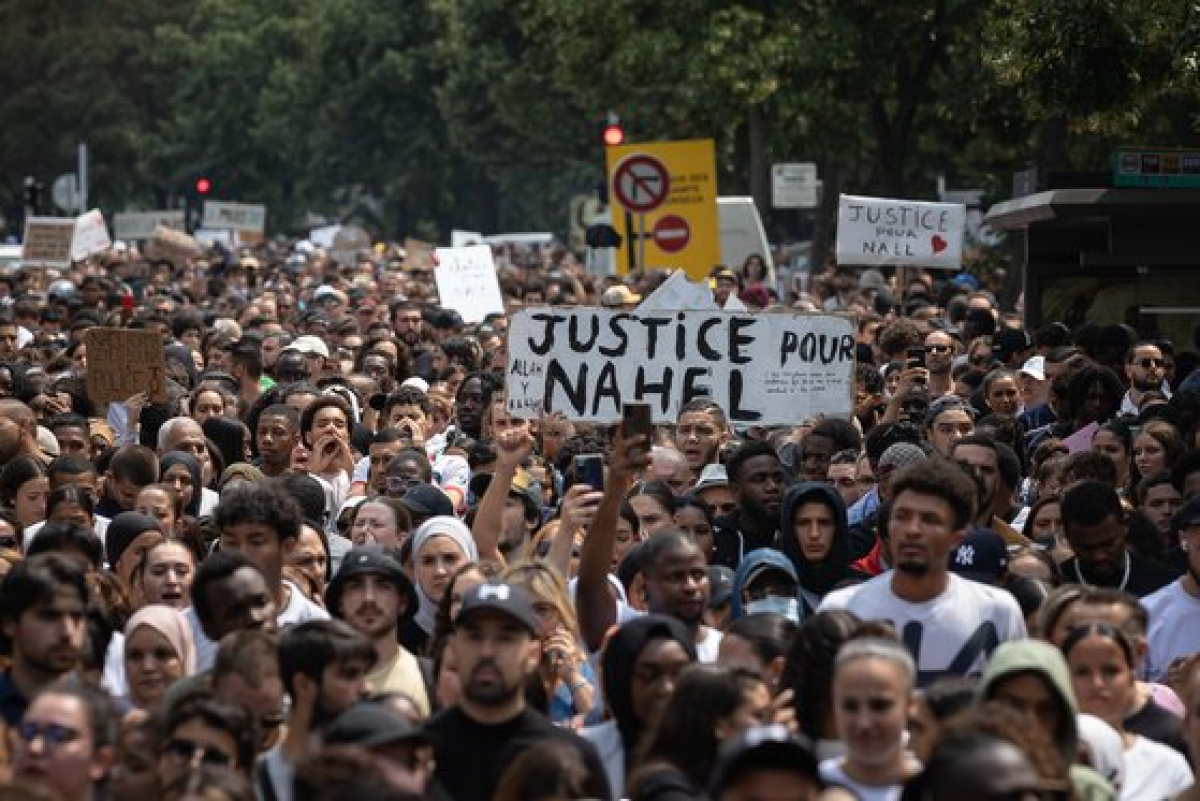 29일(현지시간) 프랑스 파리 서쪽 외곽 도시 낭테르에서 경찰 총에 17세 소년 나엘이 숨지는 일이 발생하자 시민들이 경찰을 규탄하는 시위를 벌이고 있다. 신화=연합뉴스