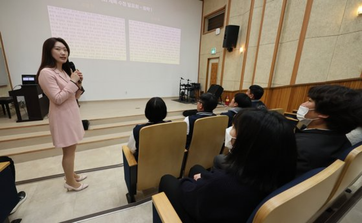 부산 남성여고 교사들이 지난 3월 21일 교내 강당에서 학생부 수정 발표회를 하고 있다. 송봉근 기자