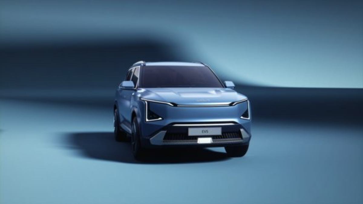 기아가 25일 준중형 전기 SUV EV5 디자인을 세계 최초로 공개했다. 중국 쓰촨성 청두에 열린 2023 청두 국제 모터쇼에서다. EV5는 EV9에서 이어지는 패밀리룩을 계승했다. 사진 기아