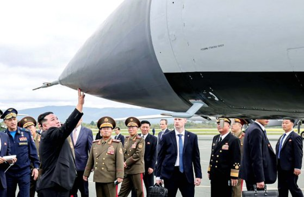 김정은 북한 국무위원장이 지난해 9월 16일 블라디보스토크 크네비치 군비행장에서 극초음속미사일 킨잘이 장착된 미그-31 전투기를 만져보는 모습, EPA, 연합뉴스