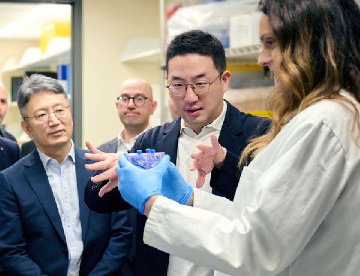 구광모 LG 대표가 지난해 8월 미국 보스턴의 다나파버 암 센터를 방문, 세포치료제 생산 시 항암 기능을 강화시킨 세포를 선별하는 과정에 대한 설명을 듣고 있다. 사진 LG그룹