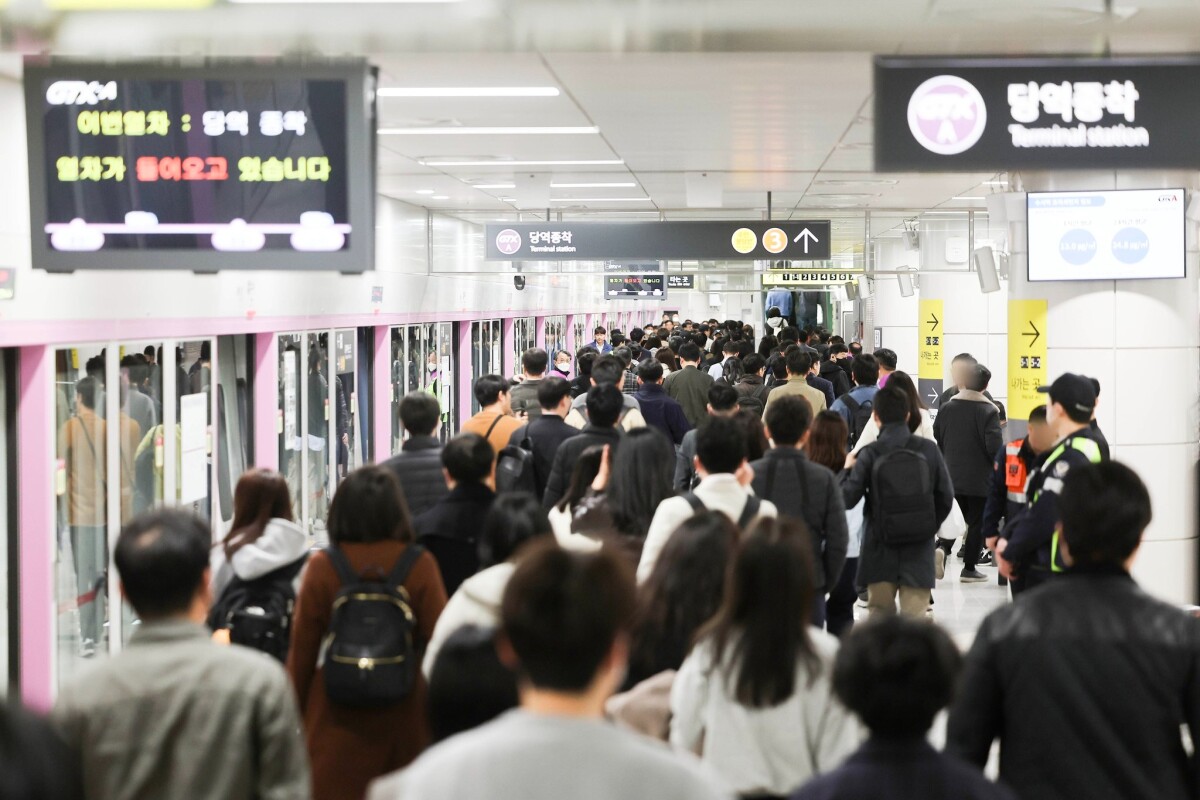 GTX-A 노선 중 수서~동탄 구간이 지난달 30일 개통했다. 운정~서울역 구간은 연말에 운행을 시작할 예정이다. 지난 1일 수서역에서 승객들이 열차에서 내려 이동하고 있다. 연합뉴스
