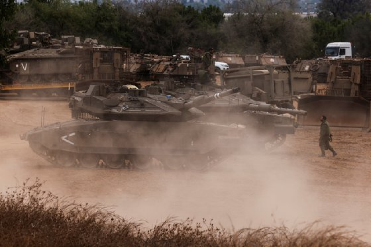 이스라엘군의 팔레스타인 가자지구 지상군 투입 가능성이 나오는 가운데 9일(현지시간) 이스라엘군 탱크와 군용차량들이 가자지구 장벽 근처로 집결하고 있다. 지난 7일 팔레스타인 무장 정파 하마스의 공격으로 시작된 이번 충돌에서 양측 사망자는 1200명에 육박하고 있다. [로이터=연합뉴스]