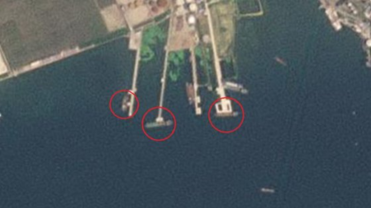 지난해 6월 북한 남포 유류 하역 시설을 일대를 촬영 위성사진. 사진에는 유조선 3척(붉은 원)이 정박해 있다. 사진 Planet Labs,VOA