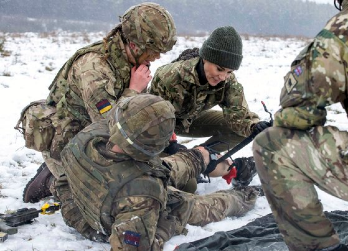 케이트 미들턴 왕세자빈이 지난해 3월 영국 윌트셔의 솔즈베리 평야 훈련장에서 부상 당한 군인을 돌보는 시뮬레이션 훈련을 하고 있다. AP=연합뉴스