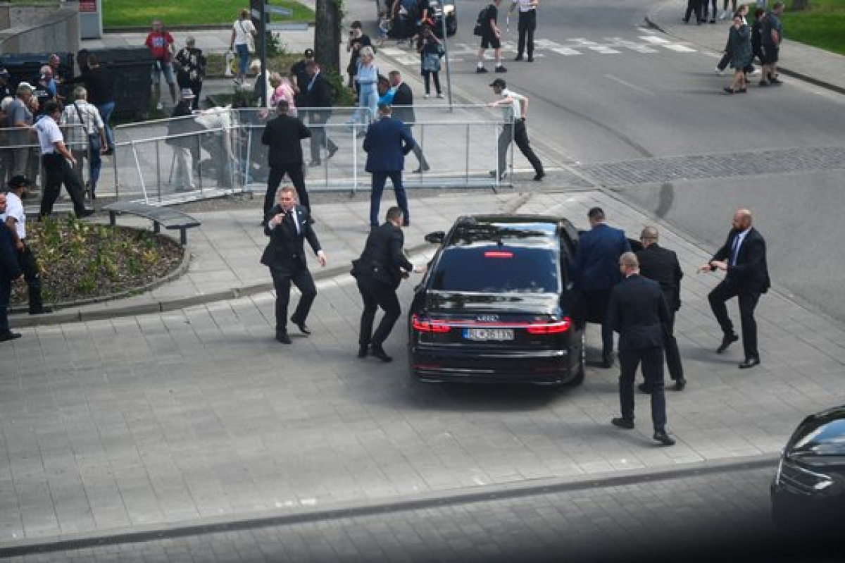 15일(현지시간) 로베르트 피초 슬로바키아 총리 피격 사건 이후 보안 요원들이 총리를 차에 태우고 있다. 로이터=연합뉴스