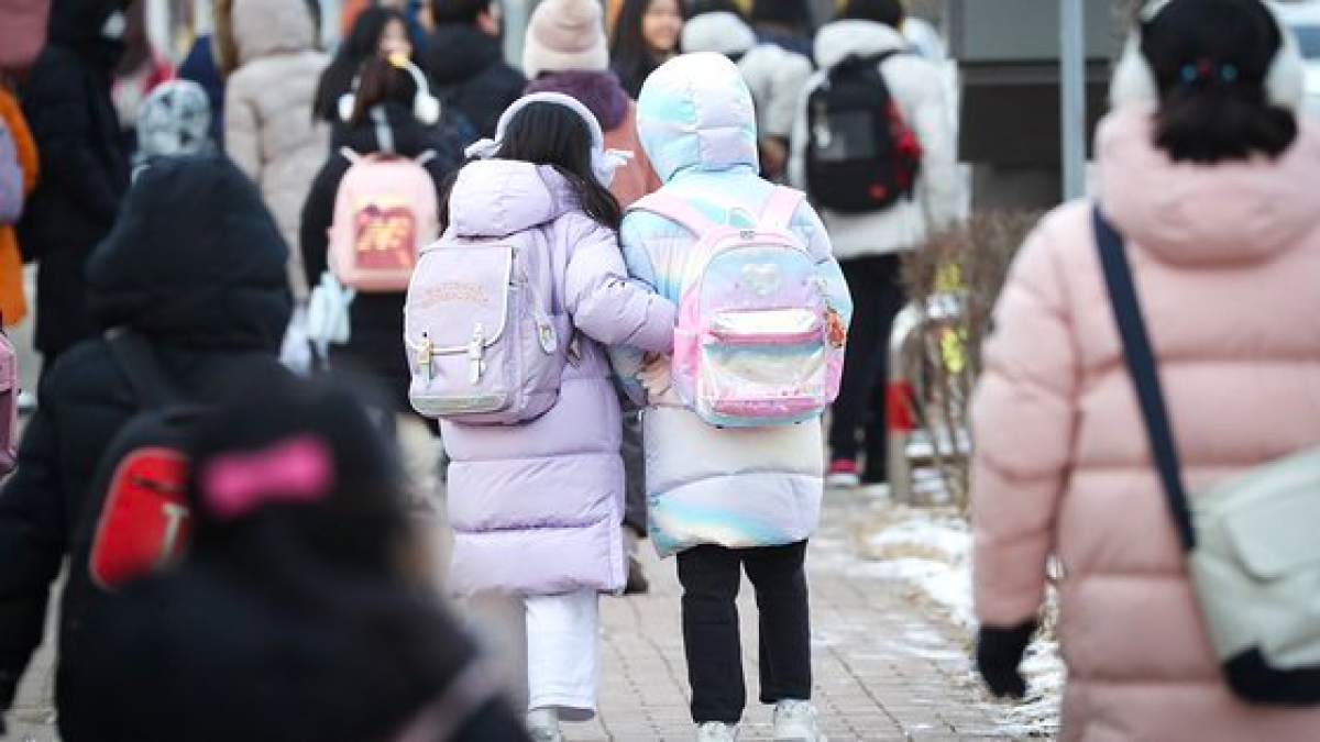 지난해 12월 경기 화성시의 한 초등학교 앞에서 아이들이 등교하고 있다. 뉴스1