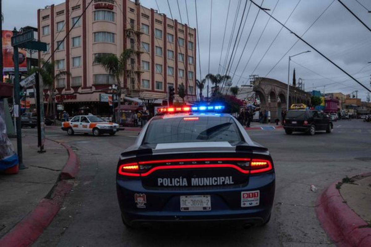 대선 전날인 지난 1일 멕시코 바하칼리포르니아주 티후아나 시내를 경찰 차량이 순찰하고 있다. AFP=연합뉴스