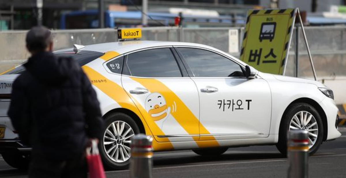지난 2월 서울 중구 서울역 인근에서 카카오 T 택시가 운행하고 있다. 뉴스1