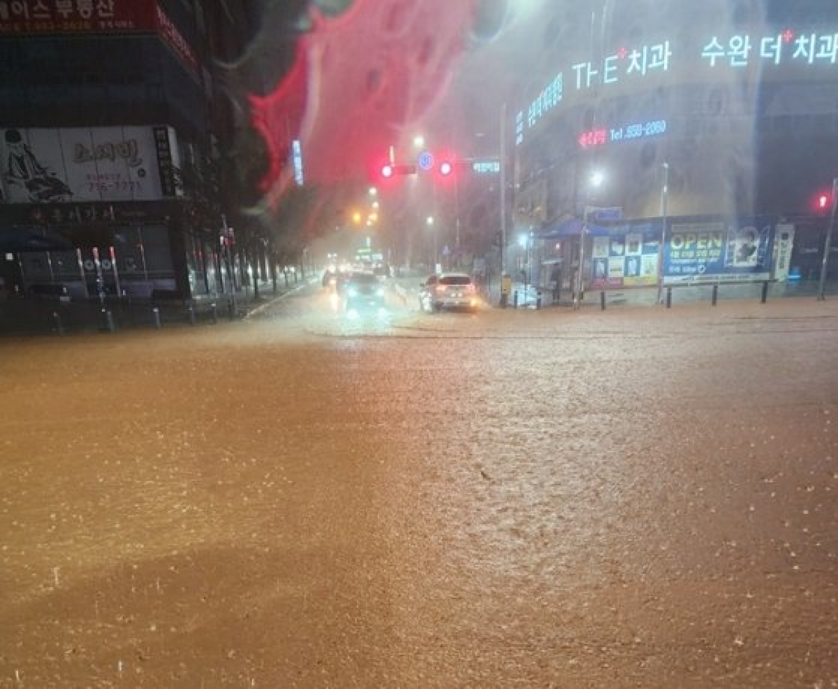 지난 27일 밤 광주 광산구한 도로가 많은 비로 인해 물에 잠겨 있다. 뉴스1