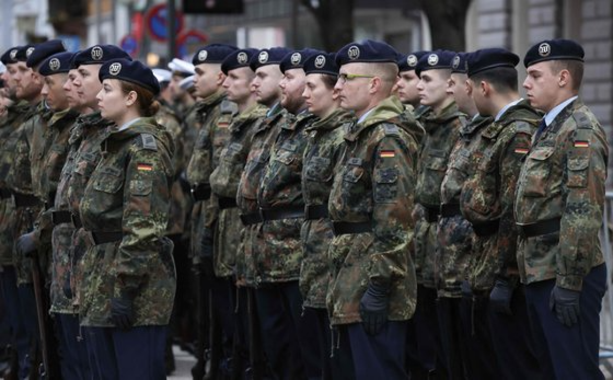 독일 연방군 군인들이 지난 5일 독일 남부 오펜부르크의 한 행사장 앞에서 경비를 서고 있다. AFP=연합뉴스