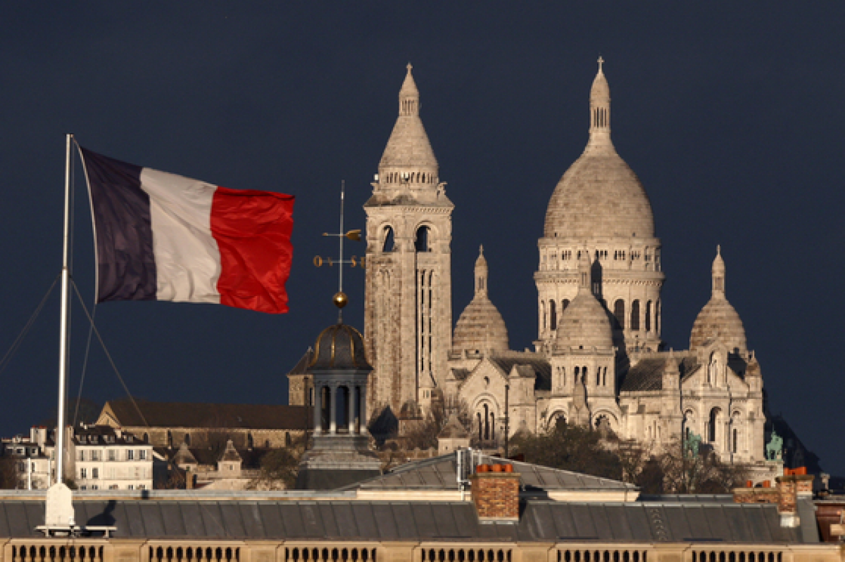 지난해 12월 5일 프랑스 파리 국기가 사크레쾨르 대성당을 배경으로 휘날리고 있다. 로이터=연합뉴스