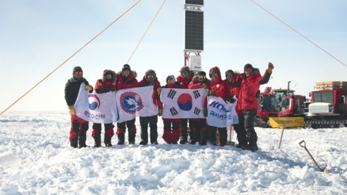 지난달 31일 남극 내륙기지 후보지에 도착한 극지연구소 K루트 탐사대원들. [사진 극지연구소]