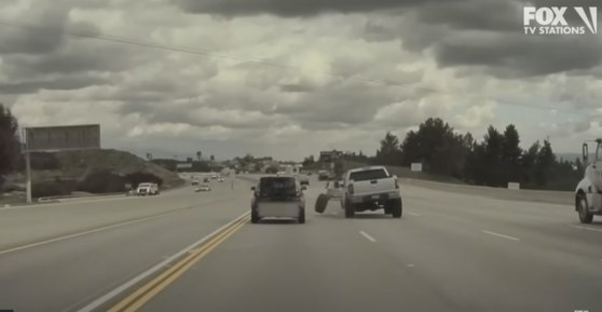 기아 쏘울 차량이 지난 23일(현지시각) 미국 고속도로에서 타이어를 들이받고 공중으로 3m 이상 튀어오르는 사고가 났다. 사진은 오른쪽 픽업트럭에서 바퀴가 빠져나온 모습. 사진 폭스 뉴스 유튜브 영상 캡처