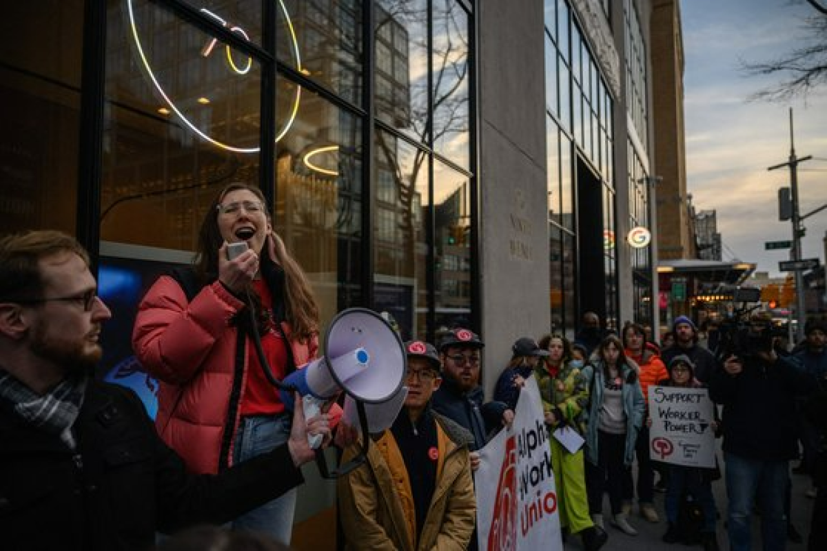 구글에서 해고된 직원들이 지난 2일 뉴욕의 구글 사무실 앞에서 시위하고 있다. AFP=연합뉴스