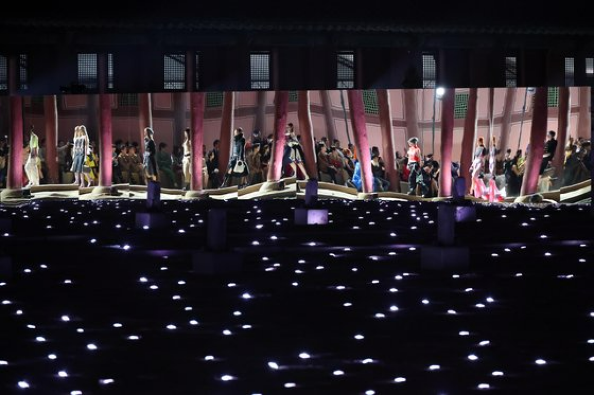 이탈리아 명품 브랜드 구찌가 16일 서울 경복궁 근정전에서 ‘구찌 2024 크루즈 패션쇼’를 열었다. 사진 공동취재단