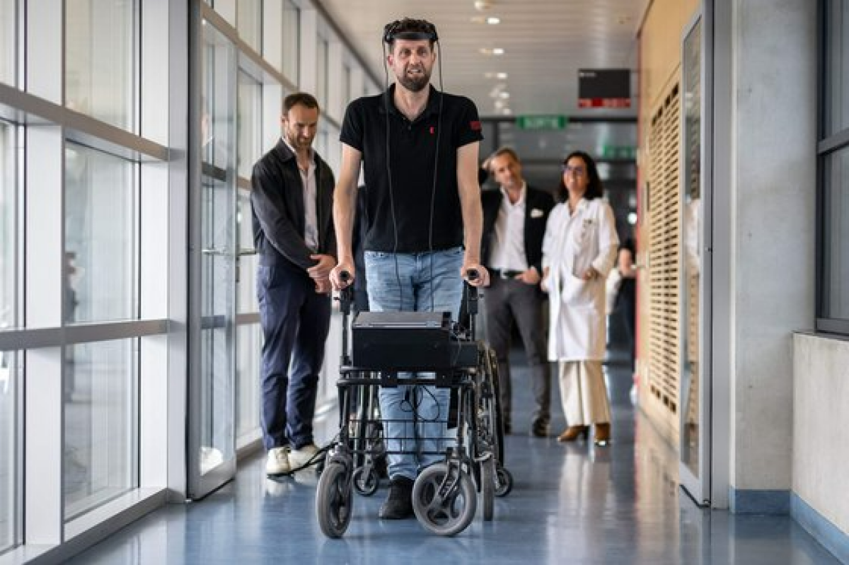 척수 손상으로 하반신이 마비된 네덜란드인 게르트 얀 오스캄(가운데)이 뇌 이식 수술 후 자연스럽게 걷고 있다. AFP=연합뉴스