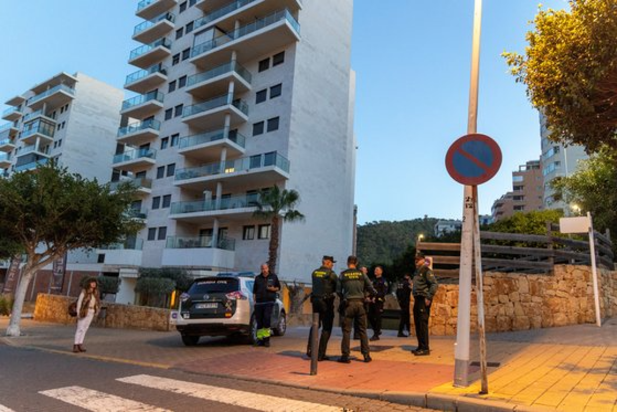 지난 2월 13일 스페인 비야호요사에서 경찰이 러시아 헬기 조종사 막심 쿠즈미노프가 숨진 채 발견된 아파트 주차장을 조사하고 있다. 로이터=연합뉴스