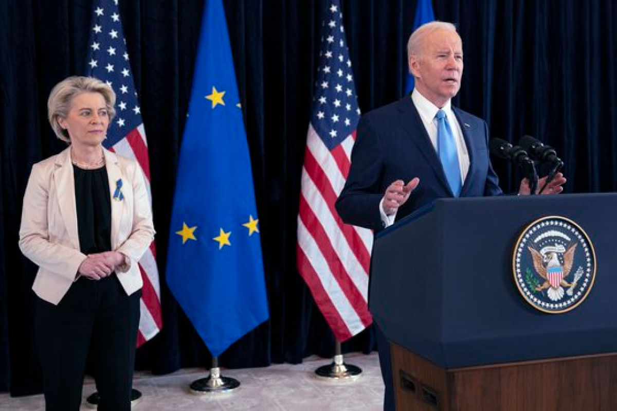조 바이든 미국 대통령(오른쪽)이 브뤼셀의 미국 대사관에서 러시아의 우크라이나 침공에 대해 연설하고 있다. 연합뉴스