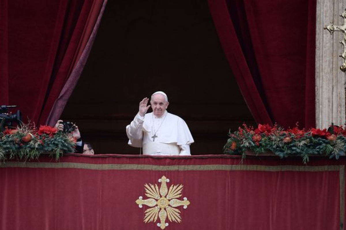 프란치스코 교황이 지난 25일(현지시간) 바티칸 베드로 광장에서 신자들에게 인사를 건네고 있다. AFP=연합뉴스