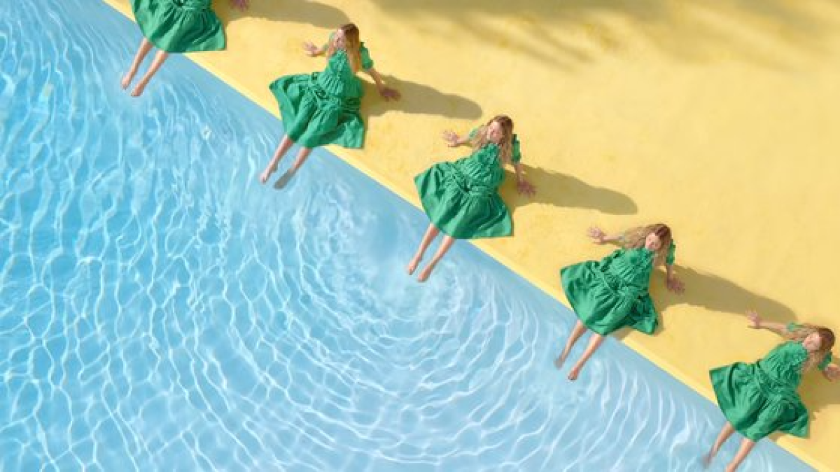 캘리포니아의 수영장에 나란히 앉아 물장구 치는 여성들. 시몬스 침대가 '멍 때리기'를 주제로 선보이는 2022 브랜드 캠페인 'Oddly Satisfying Video:오들리 새티스파잉 비디오'다. 반복적 패턴으로 심리적 안정감을 주는 게 특징이다. [사진 시몬스]