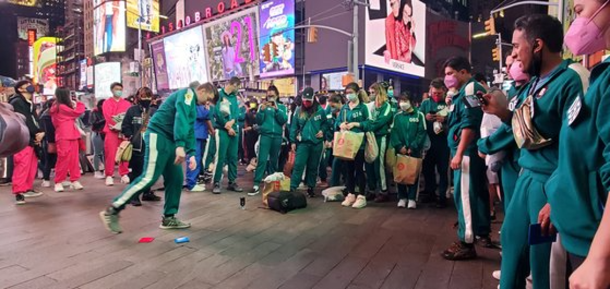 26일 미국 뉴욕에서 열린 ‘오징어 게임과 함께 하는 뉴욕 속 한국 여행’ 행사에서 참가자들이 ‘딱지치기’ 게임을 하고 있다. 박현영 특파원