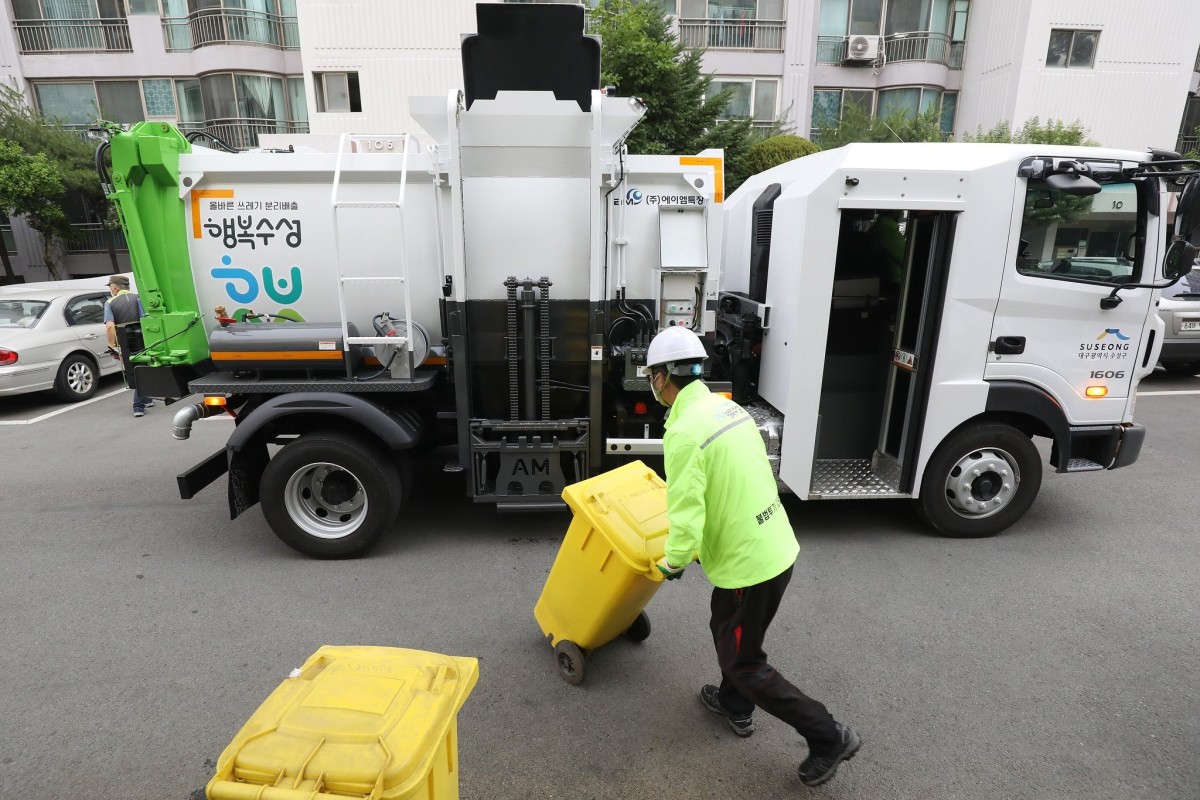지난 6월 대구의 한 아파트 단지에서 환경미화원이 음식물쓰레기를 수거하고 있다. 뉴스1