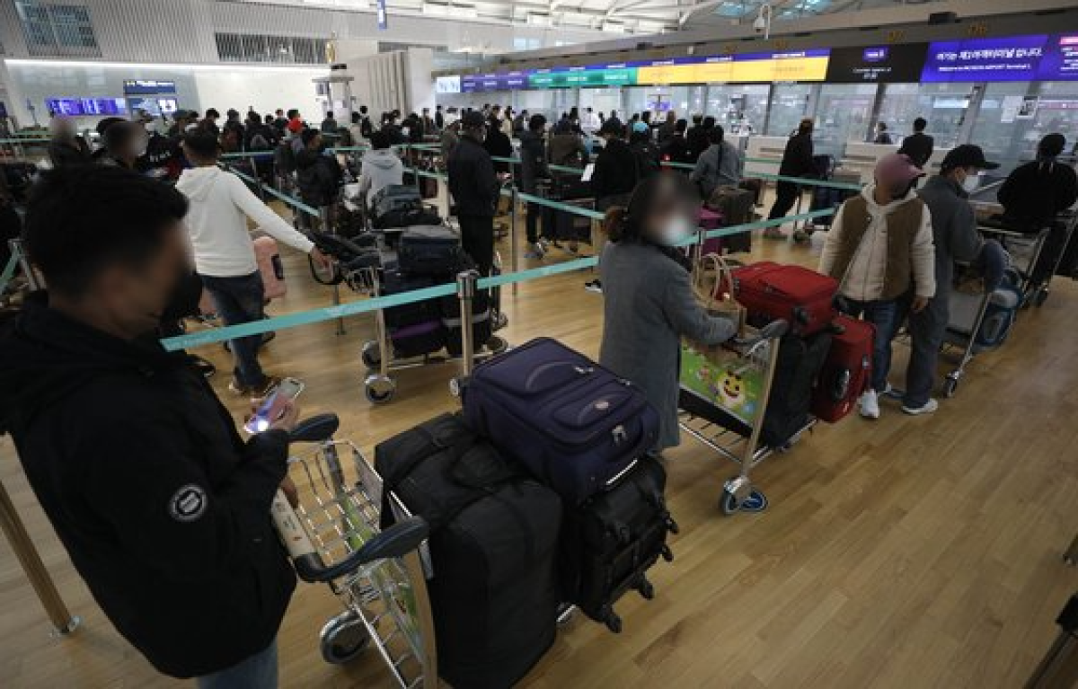 5일 오전 인천국제공항 1터미널이 공항 이용객들로 북적이고 있다. 한국은 1일부터 위드 코로나에 돌입했다. [뉴스1]