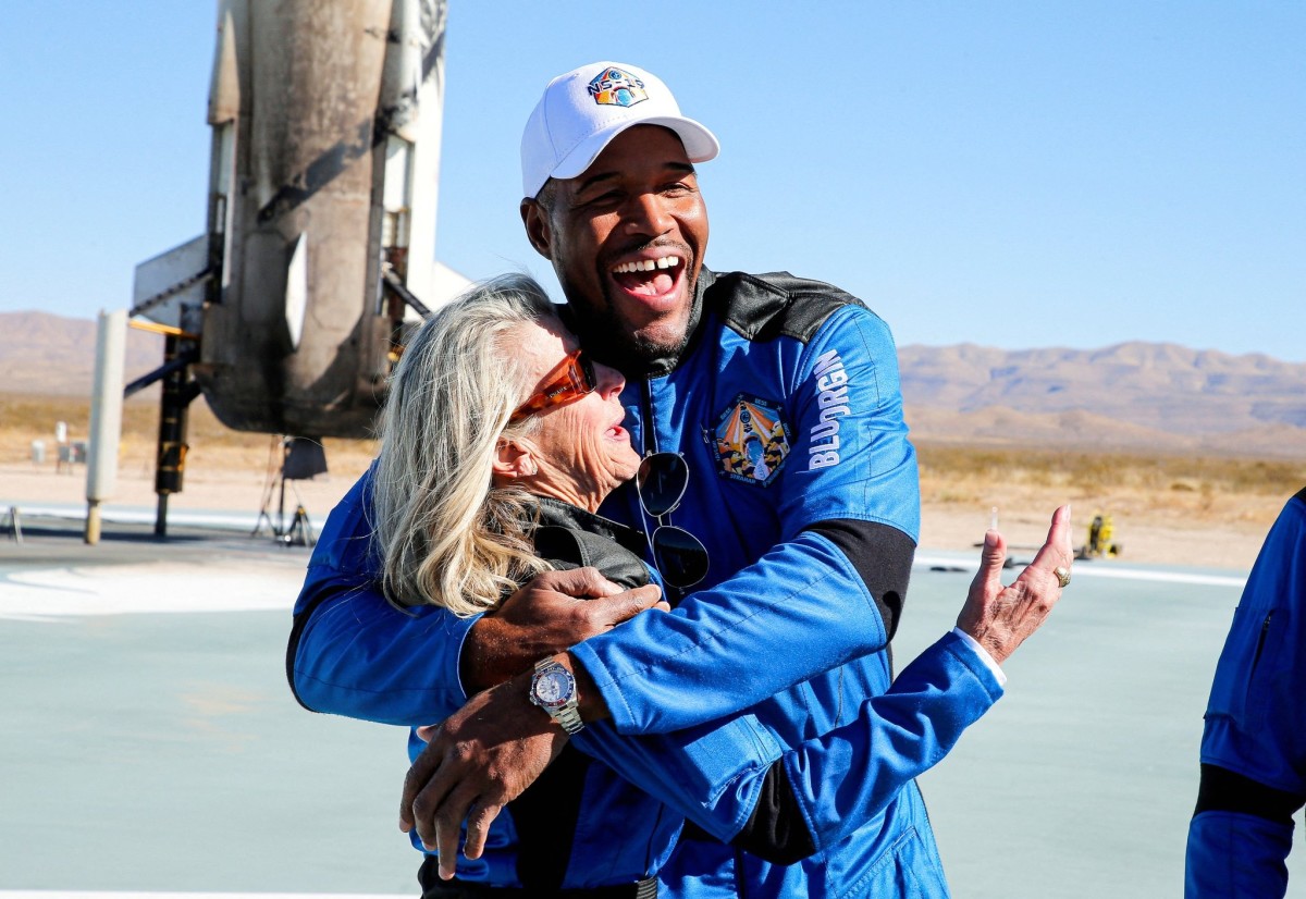 마이클 스트레이핸(오른쪽)과 로라 셰퍼드 처칠리(왼쪽)이 11일(현지시간) 블루오리진의 우주 여행을 마친 후 포옹하고 있다. 로이터=연합뉴스