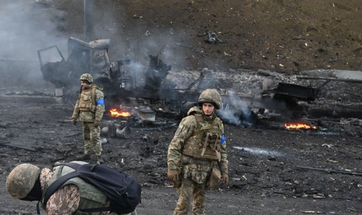 26일 우크라이나 군인들이 키예프에서 러시아 공습과 교전 후 불발탄을 수집하고 있다. 연합뉴스
